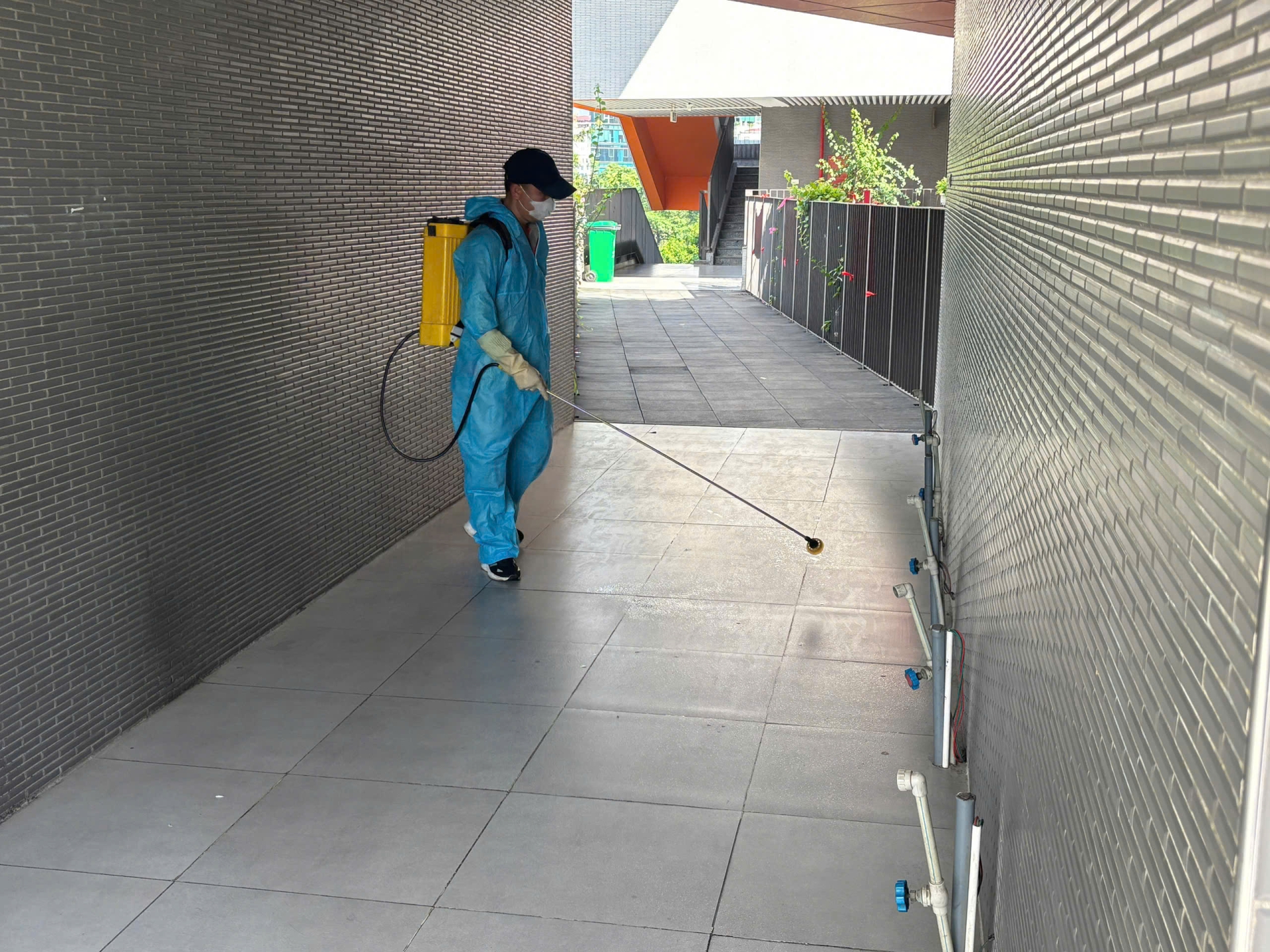 VINA2 phun thuốc diệt côn trùng tại Trường THCS Trần Duy Hưng
