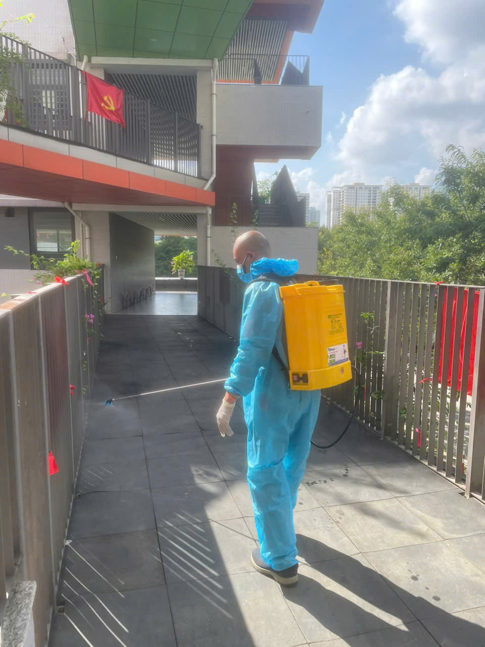 VINA2 phun thuốc diệt côn trùng tại Trường THCS Trần Duy Hưng