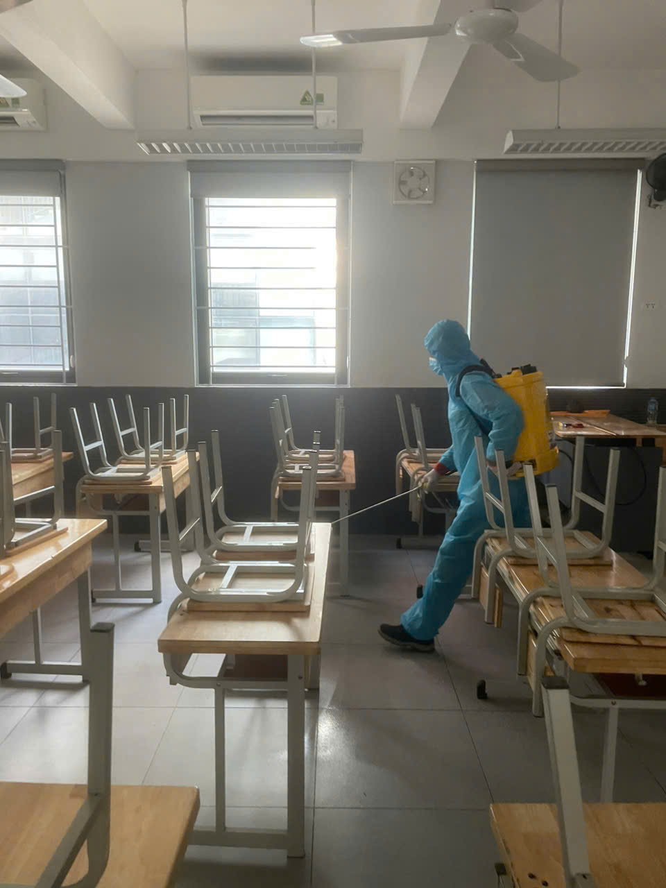 VINA2 phun thuốc diệt côn trùng tại Trường THCS Trần Duy Hưng
