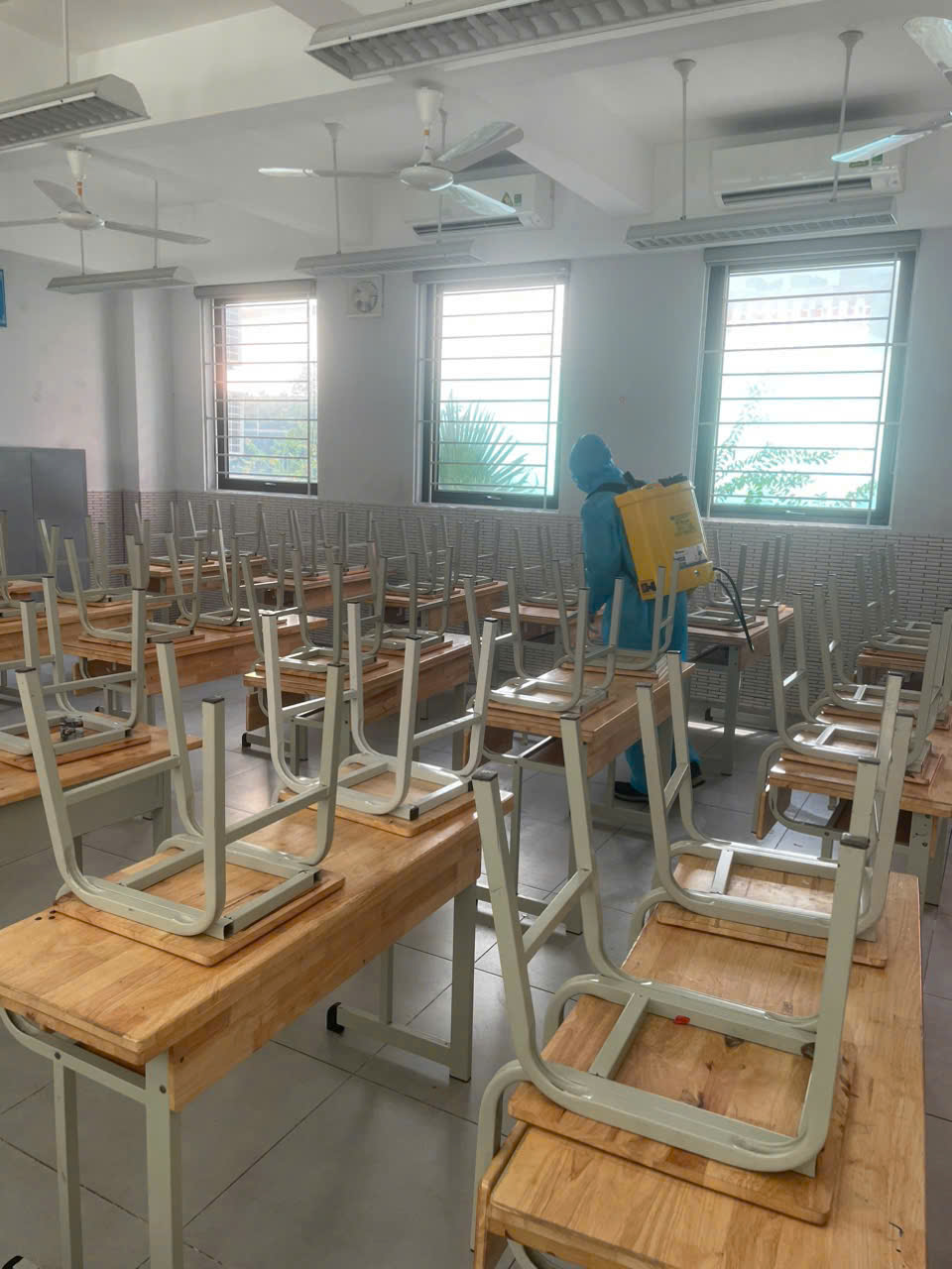 VINA2 phun thuốc diệt côn trùng tại Trường THCS Trần Duy Hưng