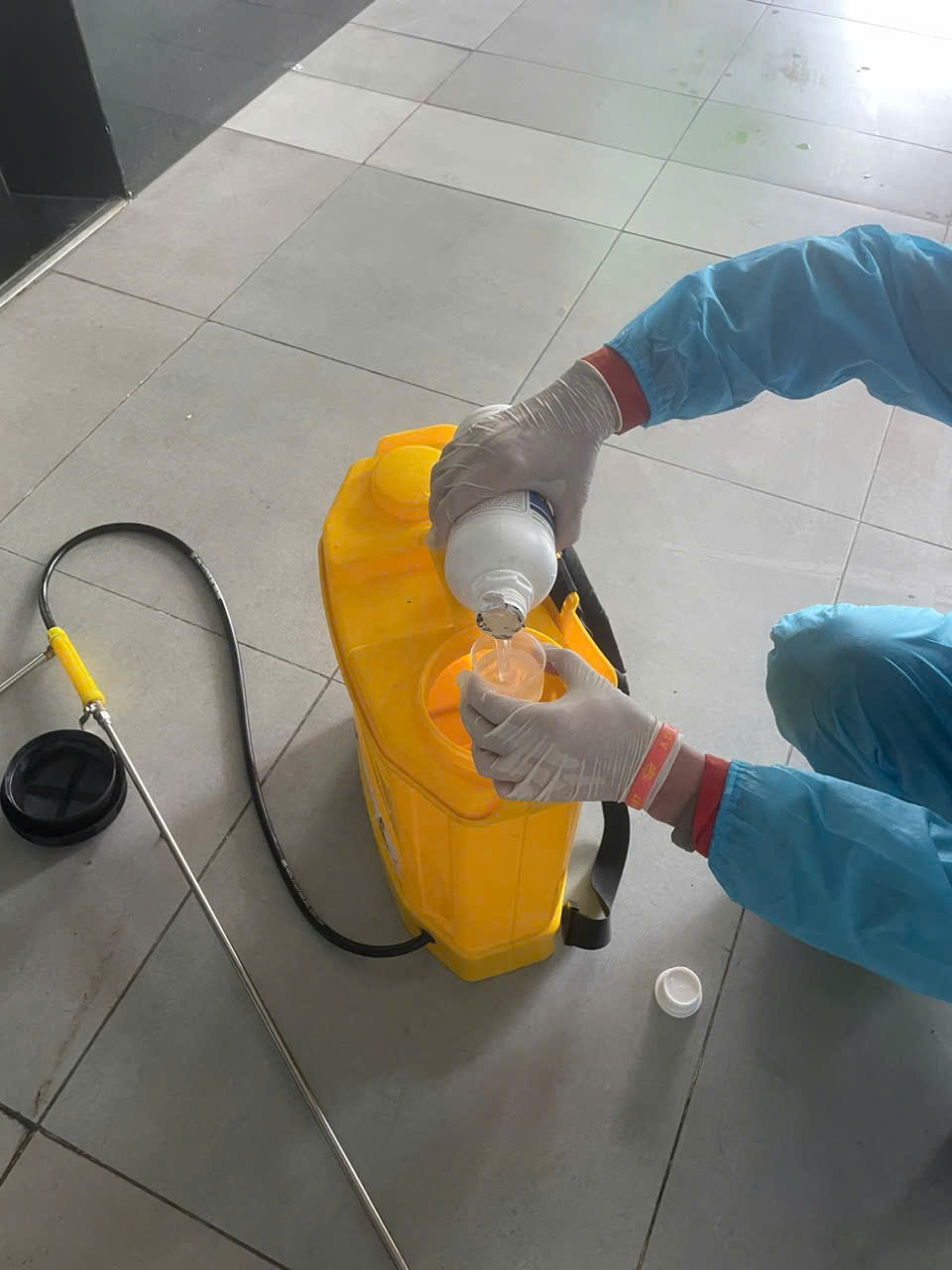 VINA2 phun thuốc diệt côn trùng tại Trường THCS Trần Duy Hưng