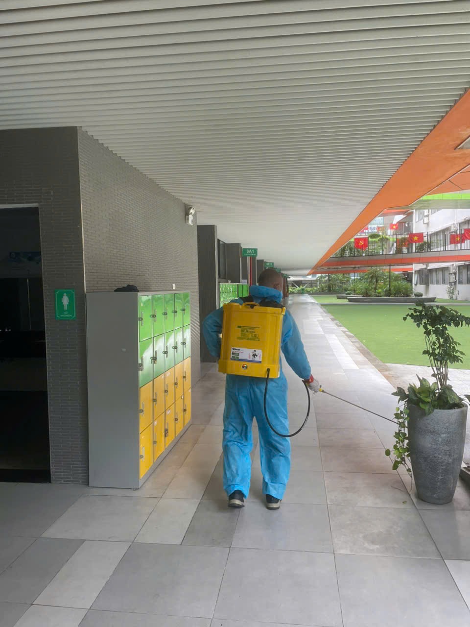 VINA2 phun thuốc diệt côn trùng tại Trường THCS Trần Duy Hưng