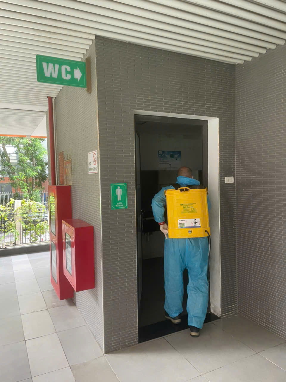 VINA2 phun thuốc diệt côn trùng tại Trường THCS Trần Duy Hưng