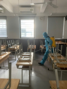 VINA2 phun thuốc diệt côn trùng tại Trường THCS Trần Duy Hưng